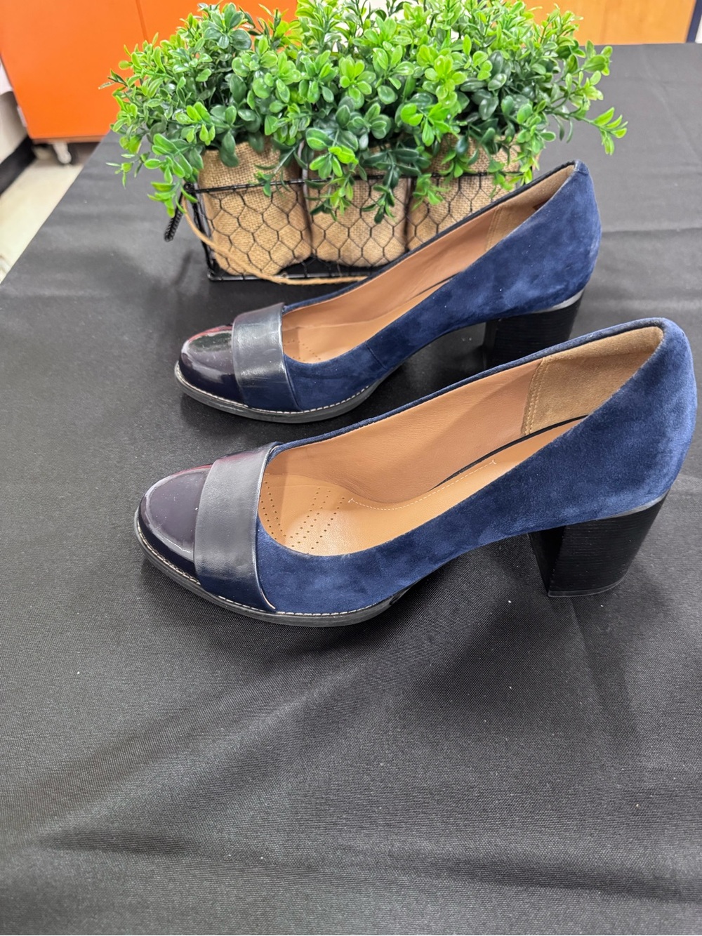 Clarks Navy Blue Suede Block Heel Pumps – Preowned - Picture 5 of 10